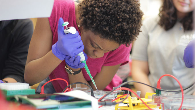Chicago EYES on Cancer student doing research