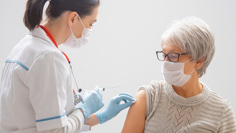 transplant recipient gets covid vaccine