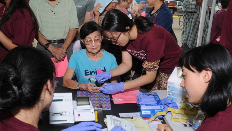 Pritzker Medical School students volunteer at a health fair in Chicago