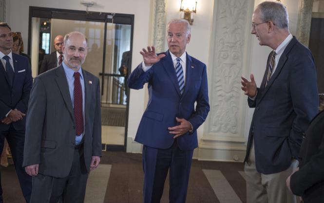 Vice President Joe Biden talks with Prof. Robert Grossman, MD, Department of Medicine and the College and Senior Fellow with the Computation Institute, and Louis M. Staudt, MD, PhD, with the NCI, as they launch the NCI Genomic Data Commons (GDC), a system designed and developed by the Center for Data Intensive Science at the University of Chicago and presented Monday, June 6, 2016, at their office in the Shoreland in Chicago. (Photo by Robert Kozloff)