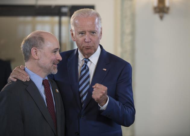 Vice President Joe Biden talks with Prof. Robert Grossman, MD, Department of Medicine and the College and Senior Fellow with the Computation Institute, and Louis M. Staudt, MD, PhD, with the NCI, as they launch the NCI Genomic Data Commons (GDC), a system designed and developed by the Center for Data Intensive Science at the University of Chicago and presented Monday, June 6, 2016, at their office in the Shoreland in Chicago. (Photo by Robert Kozloff)