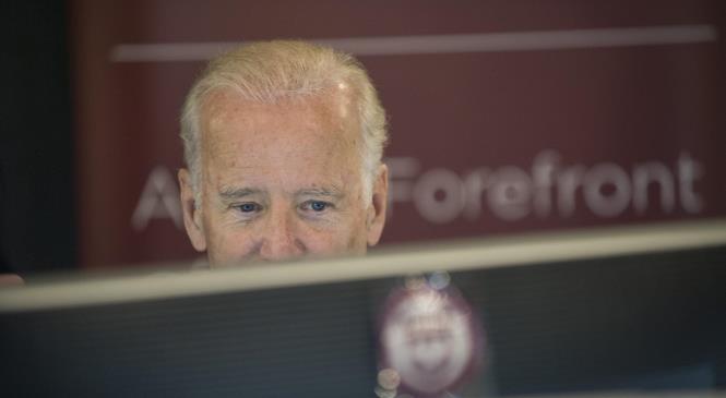 Vice President Joe Biden tours the NCI Genomic Data Commons (GDC), a system designed and developed by the Center for Data Intensive Science at the University of Chicago and presented Monday, June 6, 2016, at their office in the Shoreland in Chicago. (Photo by Robert Kozloff)