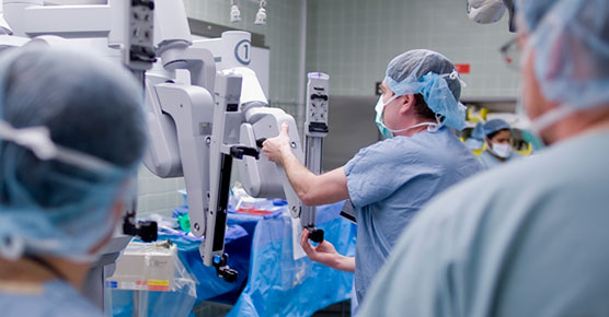 Physician Konstantin Umanskiy, MD, Assistant Professor of Surgery, in surgery