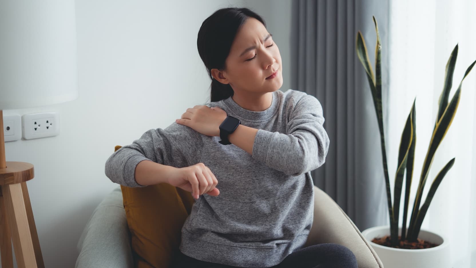 woman with pain in shoulder