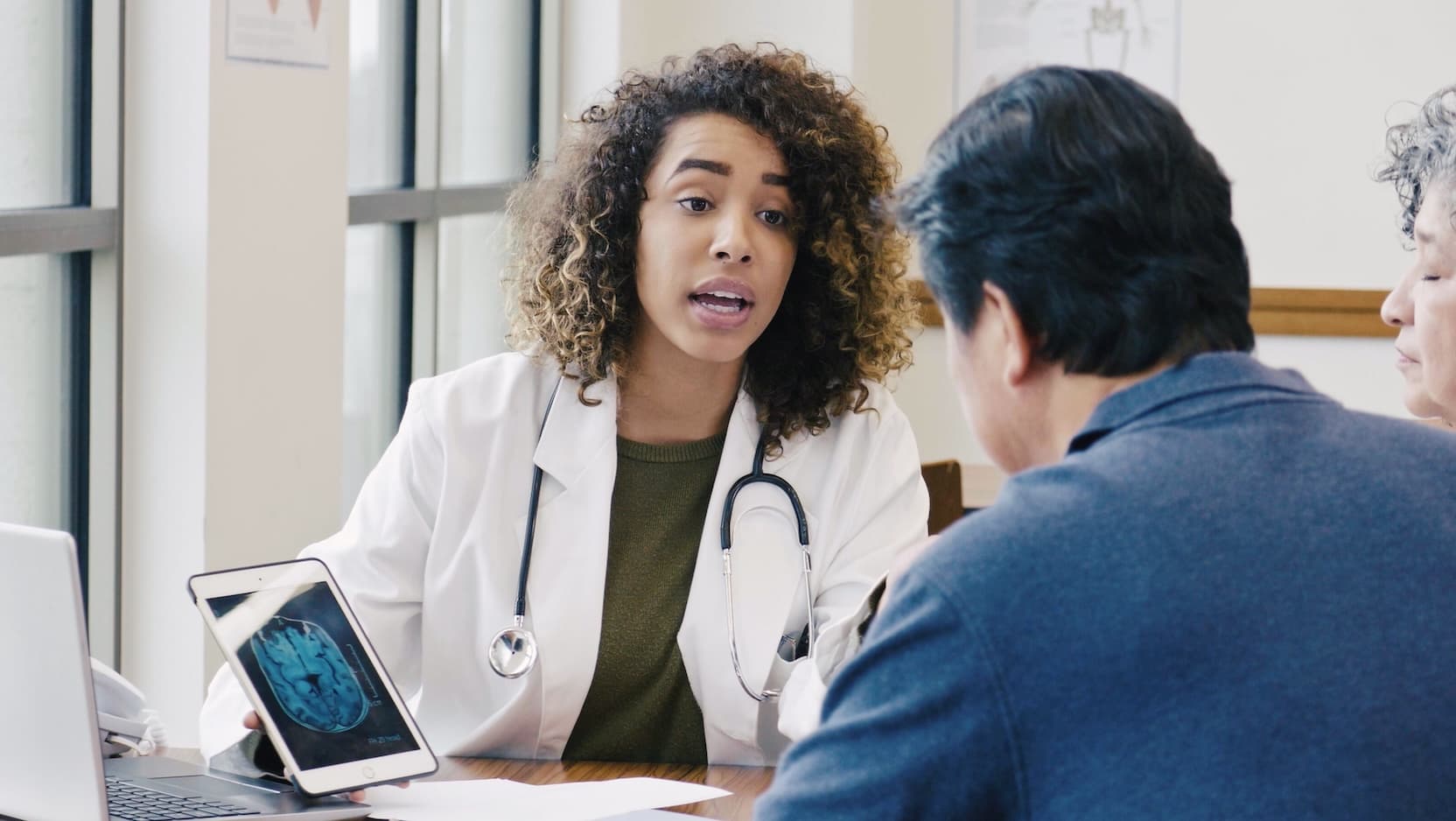 doctor reviewing image of brain with patient