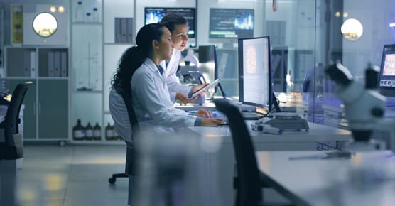Female doctors in the research lab